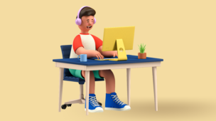Rapaz sentado na mesa usando o computador